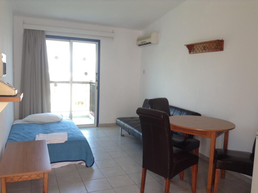 Aphelandra Hotel Apartments Айя Напа Стая снимка
