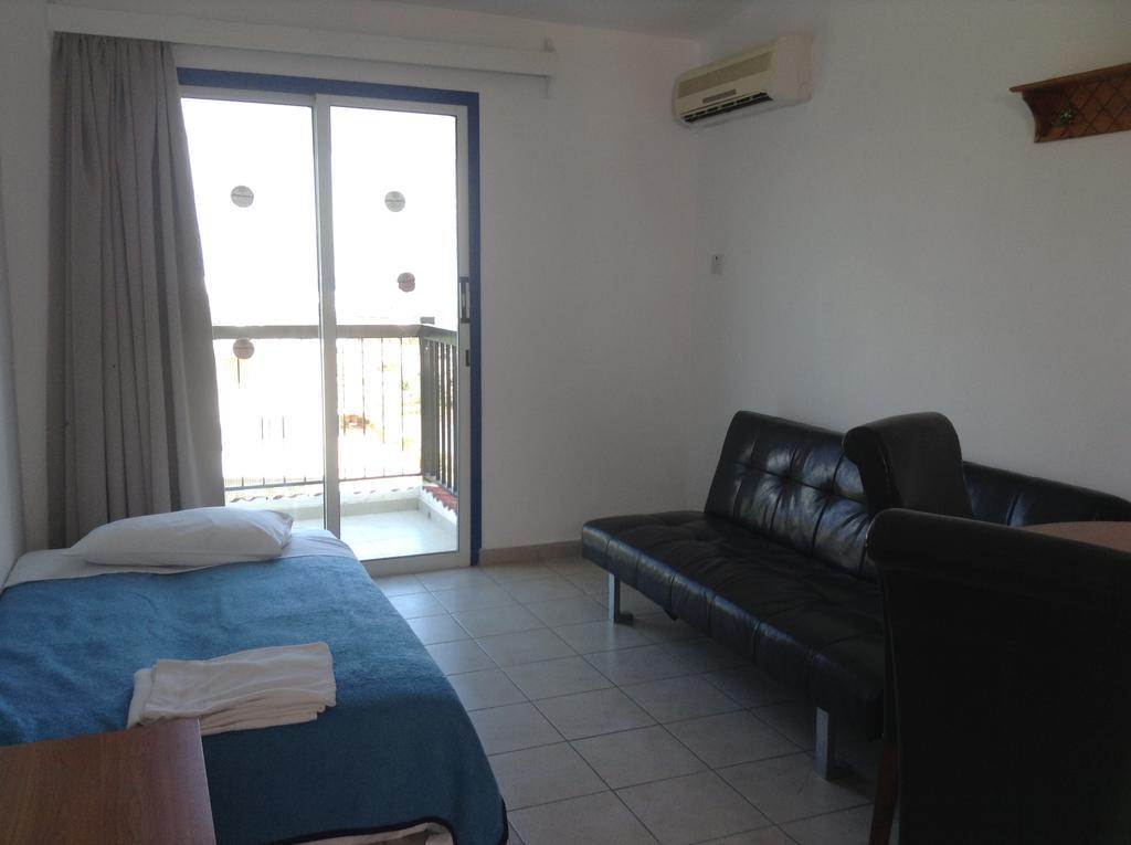 Aphelandra Hotel Apartments Айя Напа Стая снимка
